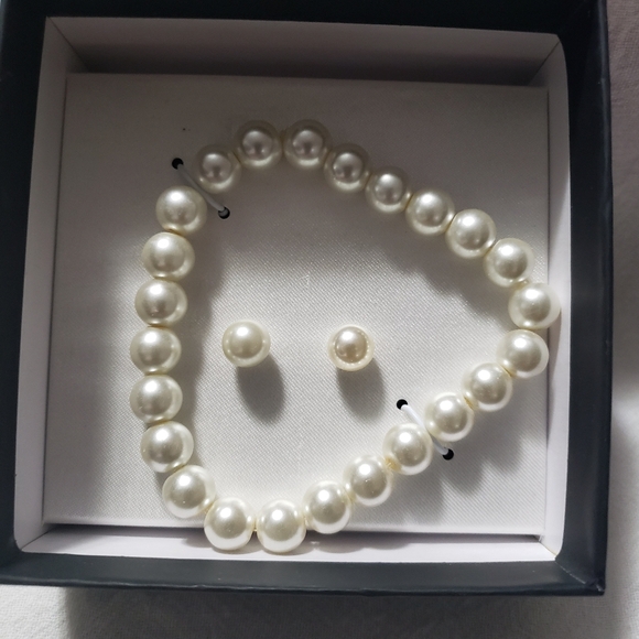 Beautiful Faux Pearl Bracelet and Pierced Earrings with posts by Crystal Kingdom - Picture 2 of 8